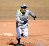 [포토] 송민섭 홈을 향하여