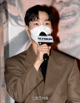 영화 뜨거운 피 제작보고회 질문에 답하는 이