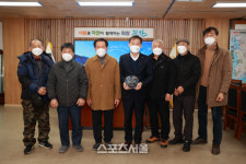 진안군 용담면 호계마을 주민들, 전춘성 군수에 감사패 전달