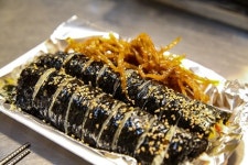 [스포츠서울 고객신뢰도대상: 성동시장맛의원조명동김밥] 경주 성동시장에서 먹어봐야 하는 우엉김밥