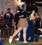 호쾌한 스윙을 보여주는 장하나, 팬사인회를 황홀하게 만드네~~ [포토]
