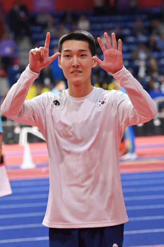 '스마일 보이' 우상혁, 한국인 사상 첫 세계실내육상선수권 우승