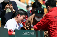 [포토] 사인해 주는 정용진 구단주 흐믓 미소