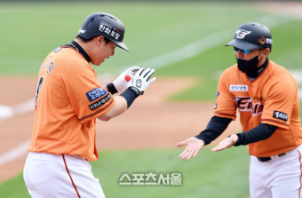 [포토]시즌 2호 홈런 기록한 한화 노시환
