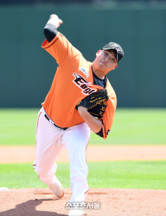 [포토]시즌 2승 도전하는 한화 선발 김민우