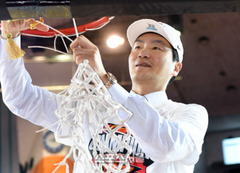 [포토]우승 기념 그물망 자르는 SK 전희철 감독