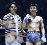 로드FC 창원 대회장이자 아키우노 종합건설 대표인 박준혁, 승리한 이정현에게 축하를~ [포토]