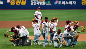 10인조 보이그룹 나인아이, 키움 승리기원 시구[포토]