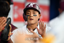 선두타자 안타에 득점까지, 김태진[포토]