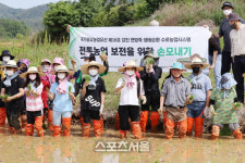 강진군, 국가중요농업유산 권역 전통 손 모내기 행사 열어