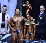 [포토]맥도널드 ICN 월드 회장, 세계챔프 김효중에게 영광을~ (ICN 유니버스)