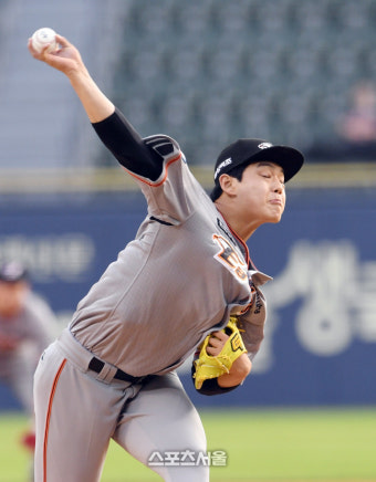 [포토]한화 문동주, 눈 질끈 감고!