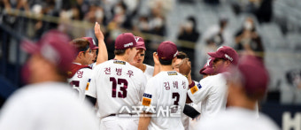 2-0 승리 자축하는 키움선수들[포토]