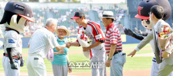 열성팬 목동할머니 축하받으며 2년만에 열린 박용택 은퇴식[포토]