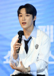 [포토]쇼케이스 소감 밝히는 페이블의 준형