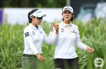 [포토]티샷 후 담소 나누는 박민지와 박지영