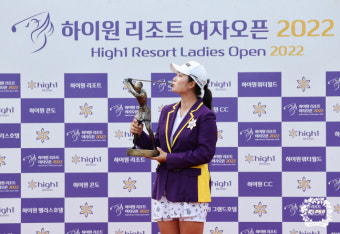 [포토]한진선 하이원리조트오픈 우승, 6시즌을 기다린 입맞춤!