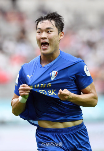 [포토]선제골 수원 삼성 오현규, 두 번의 실수는 없다!