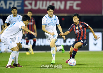 [포토]포항 문전으로 향하는 수원FC 이승우