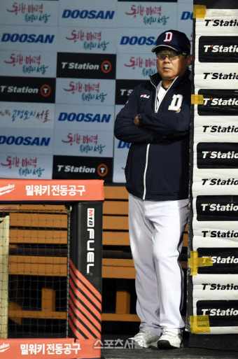 [포토] 경기 지켜보는 두산 김태형 감독