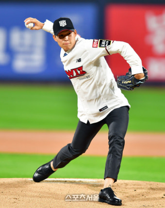 KT 1라운드 지명 김정운, 선발 고영표와 같은 사이드암 시구 [포토]