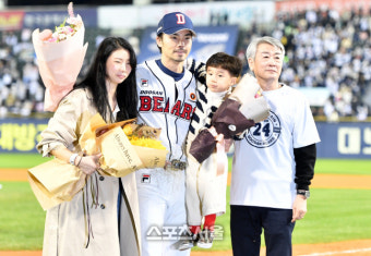 아버지 등 가족의 축하받는 오재원[포토]