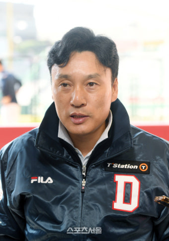 [포토]취재진 만난 두산 이승엽 감독
