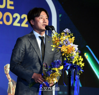 [포토] 광주FC 이정효 감독, K리그2 감독상 수상