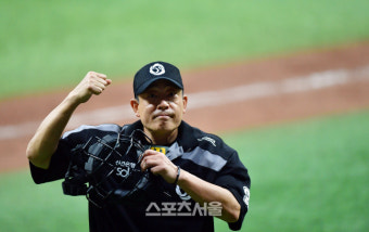 '키움 선수 교체!' 이민호 구심[포토]
