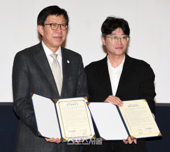 업무협약식 맺는 박형준 부산시장과 이터널 조우열 대표, 부산과 한국의 미래를 위하여! [포토]