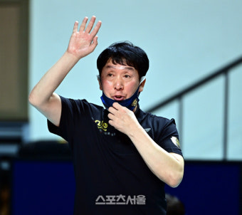 [포토] 신영철 감독 '침착하게 해'
