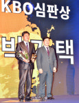 심판상 수상한 박기택 심판원, 2022 KBO어워즈[포토]