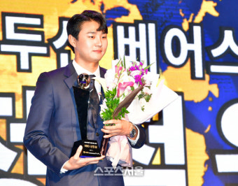 KBO어워즈 올해의 신인상 두산 정철원[포토]