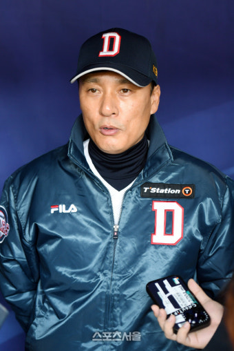 [포토]인터뷰 하는 두산 이승엽 감독