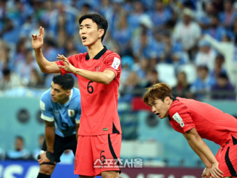 [포토] 동료와 이야기 나누는 황인범