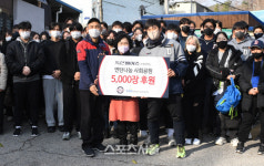 [포토]사랑의 연탄 후원하는 두산 베어스