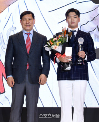 [포토]LG 고우석, 스포츠서울 올해의 상 올해의 투수로!