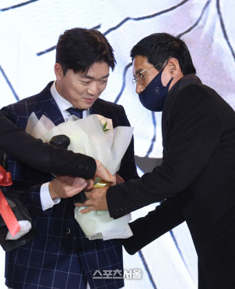 [포토]염경엽 감독의 축하를 받는 고우석