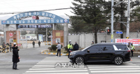 [포토]신병교육대 도착하는 BTS 진과 멤버들의 차량