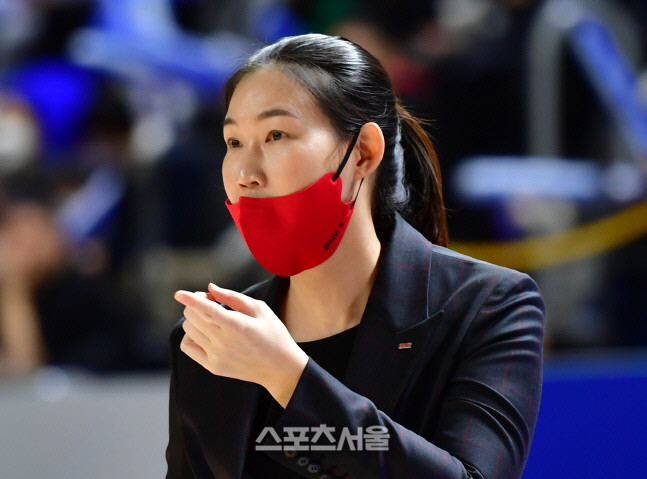 부산 BNK 여자프로농구팀, 박정은 감독의 우승 기록과 끝없는 열정