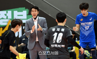 [포토] 한국전력 권영민 감독 '잘하고 있어'