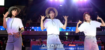 [포토] 완벽 춤 실력 펼치는 김소니아-신지현-강유림