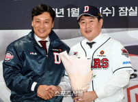 [포토] 두산으로 돌아온 양의지, 이승엽 감독과 환한 웃음