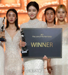 배우 겸 모델 신새롬, 2023 더룩오브더이어 코리아 대상은 내 꺼! [포토]