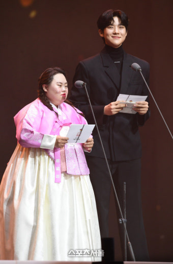 [포토]서울가요대상 시상자로 무대에 오른 정은혜 작가과 배우 문상민