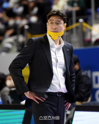[포토] 김완수 감독 '심각한 표정으로'