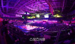 코트에 모인 배구 올스타들, 관중석 가득 메운 배구팬들[포토]