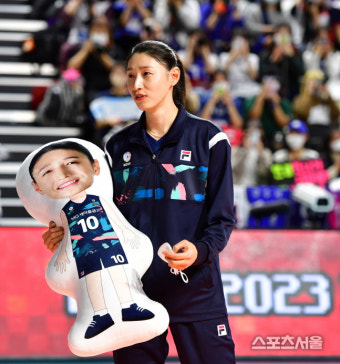 14년 만의 올스타 나들이…김연경, 춤은 어설퍼도 쇼맨십은 1등[V리그 올스타전]