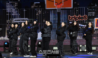 [포토]10인조로 '라이징' 무대 꾸미는 트리플에스