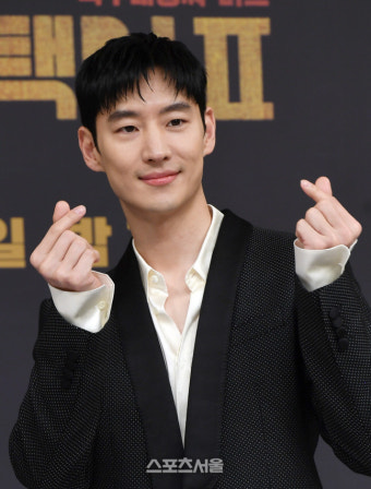 [포토]이제훈, 많이 사랑해 주세요!